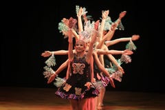 Surabaya Indonesia 29 de julio de 2016 Funcionamiento de la danza del ballet en colaboración con danza tradicional de la tribu de foto de archivo Surabaya Indonesia 29 de julio de 2016 Funcionamiento de la danza del ballet en colaboración con danza tradicional de la tribu de foto de archivo