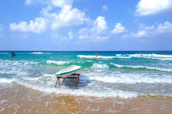 Surfboard на песочном береге Средиземного моря в городке летучей мыши Яма в Израиле стоковое фото rf Surfboard на песочном береге Средиземного моря в городке летучей мыши Яма в Израиле стоковое фото rf