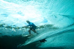 Surfer auf Unterwasseranblick der tropischen Welle lizenzfreies stockbild Surfer auf Unterwasseranblick der tropischen Welle lizenzfreies stockbild