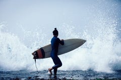Surfer de femme avec la planche de surf images stock Surfer de femme avec la planche de surf images stock