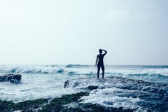 Surfer de femme avec la planche de surf photographie stock libre de droits Surfer de femme avec la planche de surf photographie stock libre de droits