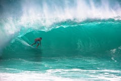 Surfer die grote golf in Bali berijden stock fotografie Surfer die grote golf in Bali berijden stock fotografie