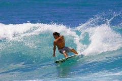 Surfer Kalani die Robb Honolulu, Hawaï surft Surfer Kalani die Robb Honolulu, Hawaï surft