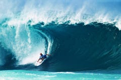 Surfer Kelly Slater dat Pijpleiding in Hawaï surft