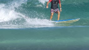 Surfer op de golf De surfer verlaat de pijp Golven op het eiland uit het water wordt genomen dat De surfer vangt de golf royalty-vrije stock foto Surfer op de golf De surfer verlaat de pijp Golven op het eiland uit het water wordt genomen dat De surfer vangt de golf royalty-vrije stock foto