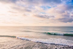 Surfer και σπάζοντας κύμα βαρελιών στον ωκεανό Τοπίο με τα χρώματα ανατολής στοκ εικόνα με δικαίωμα ελεύθερης χρήσης Surfer και σπάζοντας κύμα βαρελιών στον ωκεανό Τοπίο με τα χρώματα ανατολής στοκ εικόνα με δικαίωμα ελεύθερης χρήσης