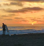 Surfer στην παραλία στοκ εικόνα με δικαίωμα ελεύθερης χρήσης Surfer στην παραλία στοκ εικόνα με δικαίωμα ελεύθερης χρήσης
