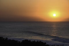 Surfers observant The Sun au-dessus de l'horizon, Uvongo, Afrique du Sud photos libres de droits Surfers observant The Sun au-dessus de l'horizon, Uvongo, Afrique du Sud photos libres de droits