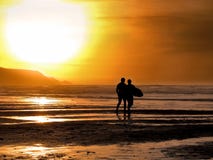 Surfers van de zonsondergang stock foto's Surfers van de zonsondergang stock foto's