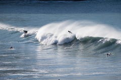 Surfers που κάνει σερφ στα τεράστια ωκεάνια κύματα στη Νέα Ζηλανδία στοκ φωτογραφία Surfers που κάνει σερφ στα τεράστια ωκεάνια κύματα στη Νέα Ζηλανδία στοκ φωτογραφία
