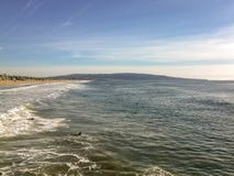 Surfers που περιμένει ένα μεγάλο κύμα στα νερά όμορφης νότιας Καλιφόρνιας στοκ εικόνα Surfers που περιμένει ένα μεγάλο κύμα στα νερά όμορφης νότιας Καλιφόρνιας στοκ εικόνα