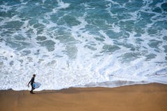 Surfingowa mężczyzna na plaży zdjęcie stock Surfingowa mężczyzna na plaży zdjęcie stock
