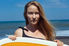 Surfingowiec dziewczyna na tropikalnej plaży zdjęcia stock Surfingowiec dziewczyna na tropikalnej plaży zdjęcia stock