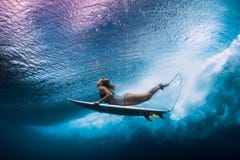 Surfingowiec kobiety nur podwodny Surfgirl nur pod falą obrazy royalty free Surfingowiec kobiety nur podwodny Surfgirl nur pod falą obrazy royalty free