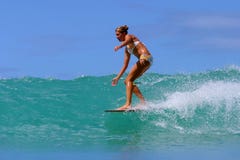 Surfista Brooke Rudow che pratica il surfing in Hawai immagine stock Surfista Brooke Rudow che pratica il surfing in Hawai immagine stock