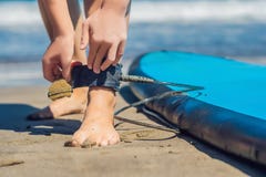 Surfista da jovem mulher que obtém na trela do ` s da prancha foto de stock Surfista da jovem mulher que obtém na trela do ` s da prancha foto de stock