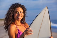 Surfista da menina da mulher do biquini & praia bonitos da prancha imagens de stock Surfista da menina da mulher do biquini & praia bonitos da prancha imagens de stock