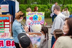 Children are waiting for the preparation of cotton candy royalty free stock photos Children are waiting for the preparation of cotton candy royalty free stock photos
