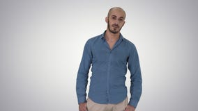 Surowa arabska mężczyzna pozycja i patrzeć w kamerę na gradientowym tle zbiory Surowa arabska mężczyzna pozycja i patrzeć w kamerę na gradientowym tle zbiory
