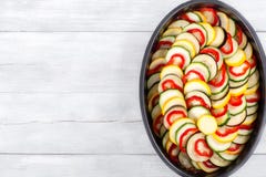 Surowi składniki dla tradycyjnej Francuskiej potrawki, ratatouille obrazy stock Surowi składniki dla tradycyjnej Francuskiej potrawki, ratatouille obrazy stock