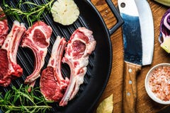Surowi uncooked jagnięcy mięso ziobro z rozmarynami, czosnkiem i solą, obrazy royalty free Surowi uncooked jagnięcy mięso ziobro z rozmarynami, czosnkiem i solą, obrazy royalty free