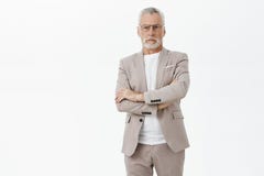 Surowy i poważny starszy inteligentny męski proffessor w krzyżował przeciw obrazy stock Surowy i poważny starszy inteligentny męski proffessor w krzyżował przeciw obrazy stock