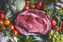 Surowy mięso i różnorodni warzywa: Karczochy, pomidory, brokuły, asparagus, kalafior, odgórny widok obrazy stock Surowy mięso i różnorodni warzywa: Karczochy, pomidory, brokuły, asparagus, kalafior, odgórny widok obrazy stock
