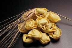 Surowy tortellini - Włoski makaron zdjęcie royalty free Surowy tortellini - Włoski makaron zdjęcie royalty free