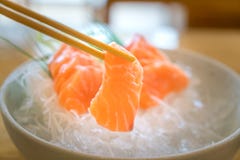 Surowy łososiowy plasterka lub łososia sashimi w Japońskiego stylu świeżym serw na lodzie w pucharze obraz stock Surowy łososiowy plasterka lub łososia sashimi w Japońskiego stylu świeżym serw na lodzie w pucharze obraz stock