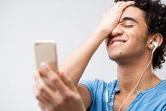 Surprise heureuse par le téléphone pour cet homme photo stock Surprise heureuse par le téléphone pour cet homme photo stock