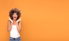 Surprised ha stupito la bella donna di afro con il mou sorridente spalancato fotografia stock Surprised ha stupito la bella donna di afro con il mou sorridente spalancato fotografia stock
