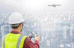 Surr fungerings av byggnadsarbetaren p? byggnadsplats Byggnadsarbetare som lotsar surret p? byggnadsplatsen med cityscapebackgro arkivbild Surr fungerings av byggnadsarbetaren p? byggnadsplats Byggnadsarbetare som lotsar surret p? byggnadsplatsen med cityscapebackgro arkivbild