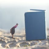 Surreal ogenblik waar een kleine vrouw zo haar oren zo niet om aan twee reuze sprekende boeken tegenhoudt te luisteren royalty-vrije stock foto's Surreal ogenblik waar een kleine vrouw zo haar oren zo niet om aan twee reuze sprekende boeken tegenhoudt te luisteren royalty-vrije stock foto's