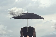 Surrealistyczny moment obłoczna pieszczotliwość parasol bezgłowa kobieta zdjęcia royalty free Surrealistyczny moment obłoczna pieszczotliwość parasol bezgłowa kobieta zdjęcia royalty free