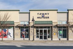 SURREY, CANADA - Februari 10, 2019: Tommy Hilfiger-de wandelgalerij van de opslagstrook of het winkelen plein in Sunnyside-buurt stock fotografie SURREY, CANADA - Februari 10, 2019: Tommy Hilfiger-de wandelgalerij van de opslagstrook of het winkelen plein in Sunnyside-buurt stock fotografie