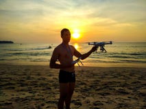 Surrflyg på solnedgången över havet Man som landar surrfromen luften Solnedgångfotofrome luften royaltyfri bild Surrflyg på solnedgången över havet Man som landar surrfromen luften Solnedgångfotofrome luften royaltyfri bild