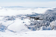 Surrflyg över ett berg som täckas med snö royaltyfri fotografi Surrflyg över ett berg som täckas med snö royaltyfri fotografi