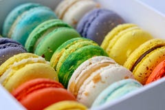 Surtido de macarrones sabrosos brillantes coloreados en la caja, primer fotografía de archivo libre de regalías Surtido de macarrones sabrosos brillantes coloreados en la caja, primer fotografía de archivo libre de regalías