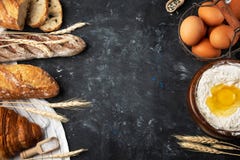 Surtido de pan fresco, ingredientes que cuecen Todavía la vida capturó desde arriba, disposición de la bandera Pan hecho en casa imágenes de archivo libres de regalías Surtido de pan fresco, ingredientes que cuecen Todavía la vida capturó desde arriba, disposición de la bandera Pan hecho en casa imágenes de archivo libres de regalías