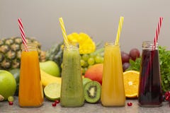 Surtido de smoothies de la fruta y verdura en las botellas de cristal Ingredientes orgánicos frescos del Smoothie Detox, dieta o imagen de archivo Surtido de smoothies de la fruta y verdura en las botellas de cristal Ingredientes orgánicos frescos del Smoothie Detox, dieta o imagen de archivo