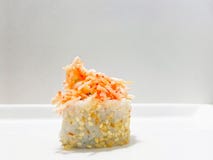 Sushi con las semillas de sésamo y el desmoche de Kani - sushi del cangrejo fotografía de archivo libre de regalías Sushi con las semillas de sésamo y el desmoche de Kani - sushi del cangrejo fotografía de archivo libre de regalías