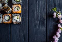 Sushi e ramo de sakura imagem de stock Sushi e ramo de sakura imagem de stock