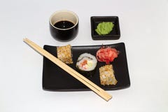 sushi en una placa con la salsa del wasabi y de soja imagenes de archivo sushi en una placa con la salsa del wasabi y de soja imagenes de archivo