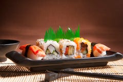 Sushi japonais traditionnels de nourriture photos libres de droits Sushi japonais traditionnels de nourriture photos libres de droits