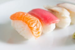 Sushi op witte plaat worden geplaatst die Royalty-vrije Stock Afbeeldingen Sushi op witte plaat worden geplaatst die Royalty-vrije Stock Afbeeldingen