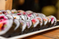 Sushi richten an einem Ereignis an lizenzfreies stockfoto Sushi richten an einem Ereignis an lizenzfreies stockfoto