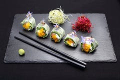 Sushi, rolos de sushi com salmões, rucola, queijo de Philadelphfia imagens de stock royalty free Sushi, rolos de sushi com salmões, rucola, queijo de Philadelphfia imagens de stock royalty free