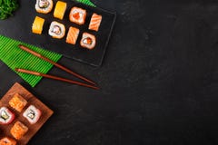 Sushi réglés avec le wasabi et le gingembre sur le plateau en pierre noir sur la table noire Vue supérieure photo libre de droits Sushi réglés avec le wasabi et le gingembre sur le plateau en pierre noir sur la table noire Vue supérieure photo libre de droits