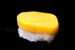 Sushi Vastgestelde Sashimi en sushi zoete die loempia's op zwarte steenlei wordt gediend royalty-vrije stock afbeeldingen Sushi Vastgestelde Sashimi en sushi zoete die loempia's op zwarte steenlei wordt gediend royalty-vrije stock afbeeldingen