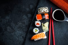 Sushiselectie op zwarte lei royalty-vrije stock afbeeldingen Sushiselectie op zwarte lei royalty-vrije stock afbeeldingen